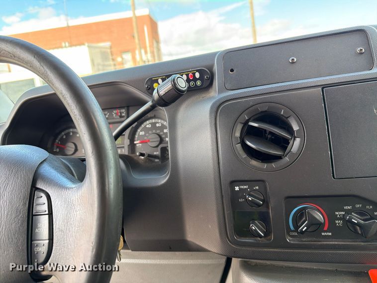 image for item FH6396 2013 Ford E450 shuttle bus