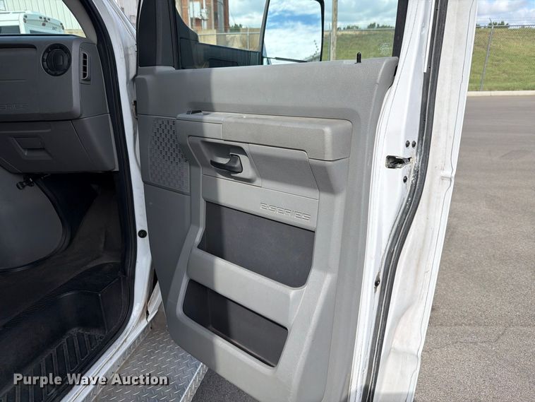 image for item FH6396 2013 Ford E450 shuttle bus