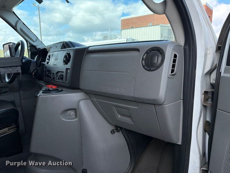 image for item FH6396 2013 Ford E450 shuttle bus