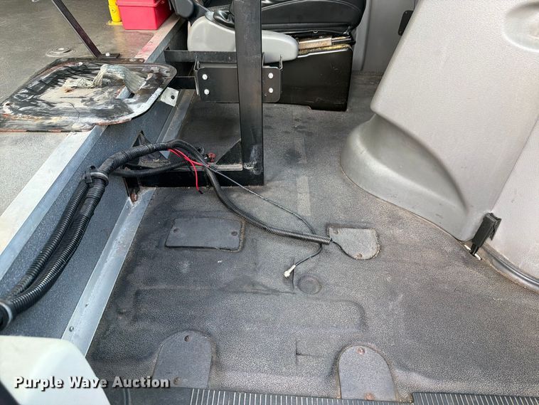 image for item FH6396 2013 Ford E450 shuttle bus