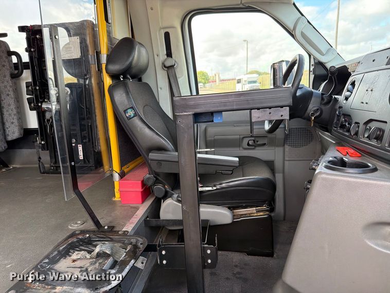 image for item FH6396 2013 Ford E450 shuttle bus