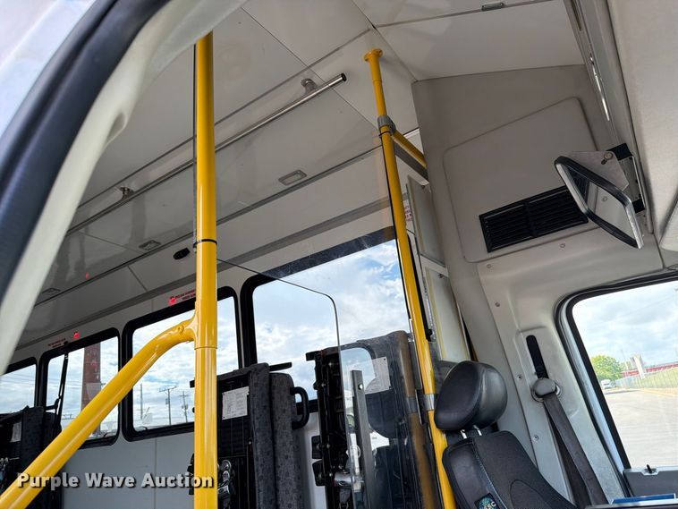 image for item FH6396 2013 Ford E450 shuttle bus