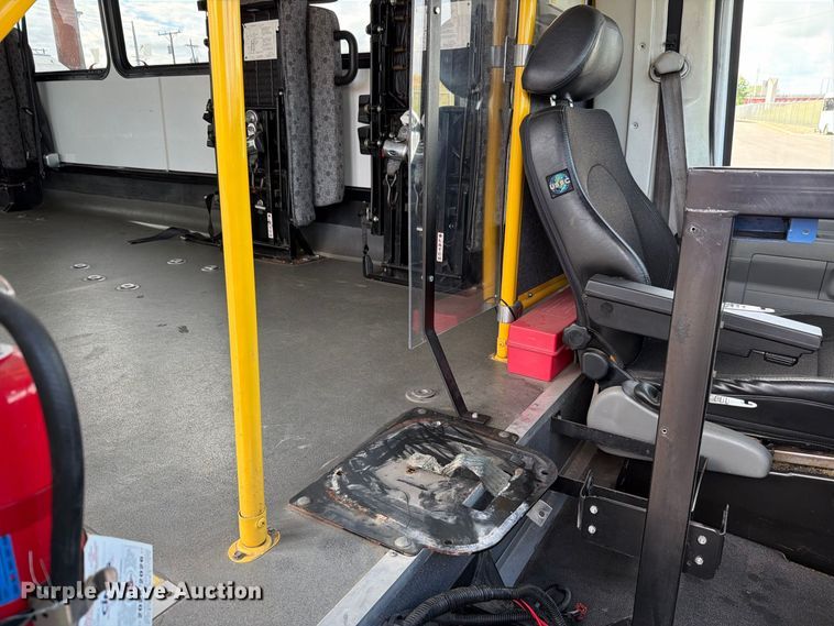 image for item FH6396 2013 Ford E450 shuttle bus