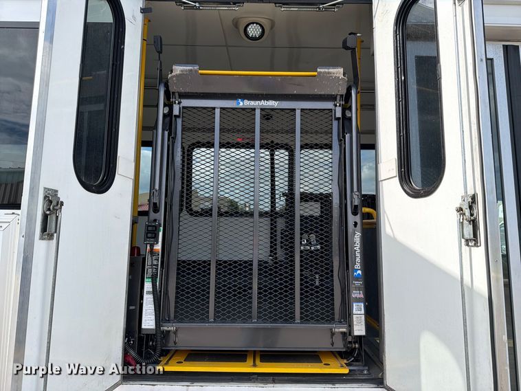image for item FH6396 2013 Ford E450 shuttle bus
