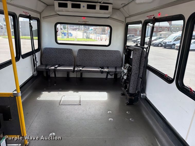 image for item FH6396 2013 Ford E450 shuttle bus