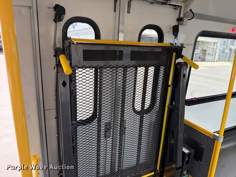 image for item FH6396 2013 Ford E450 shuttle bus