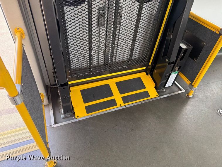image for item FH6396 2013 Ford E450 shuttle bus