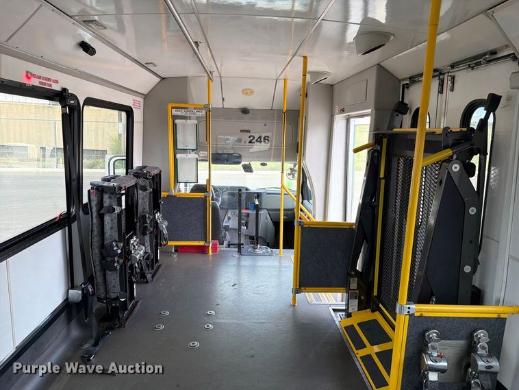 image for item FH6396 2013 Ford E450 shuttle bus