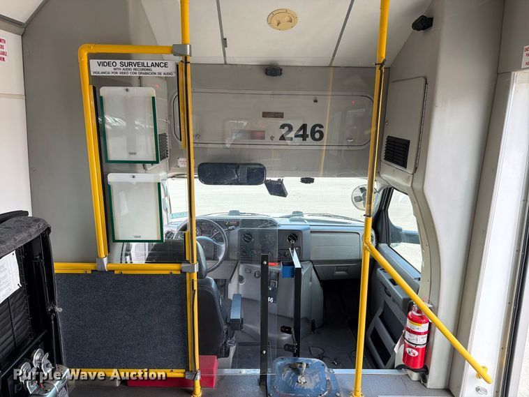 image for item FH6396 2013 Ford E450 shuttle bus