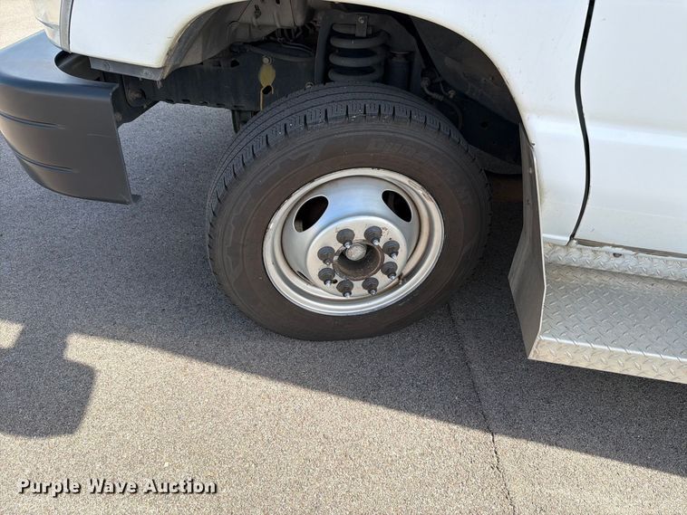 image for item FH6396 2013 Ford E450 shuttle bus