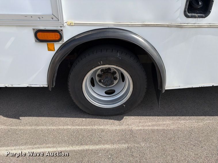 image for item FH6396 2013 Ford E450 shuttle bus