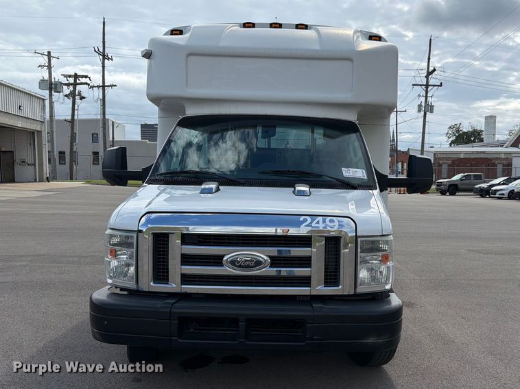 image for item FH6397 2013 Ford E450 shuttle bus