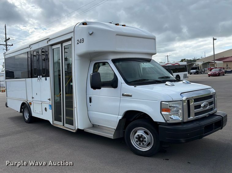 image for item FH6397 2013 Ford E450 shuttle bus