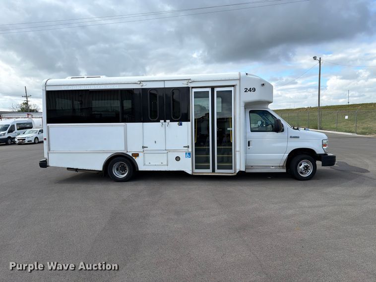 image for item FH6397 2013 Ford E450 shuttle bus