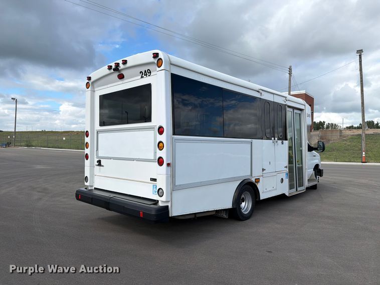 image for item FH6397 2013 Ford E450 shuttle bus