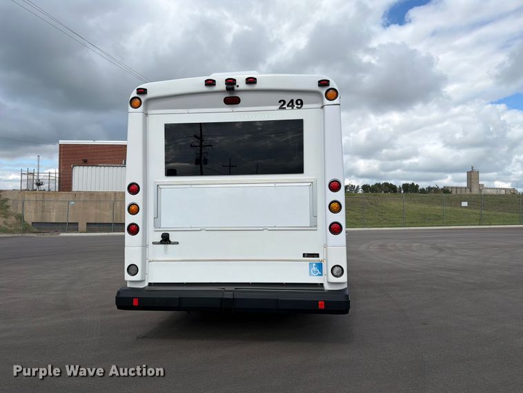 image for item FH6397 2013 Ford E450 shuttle bus