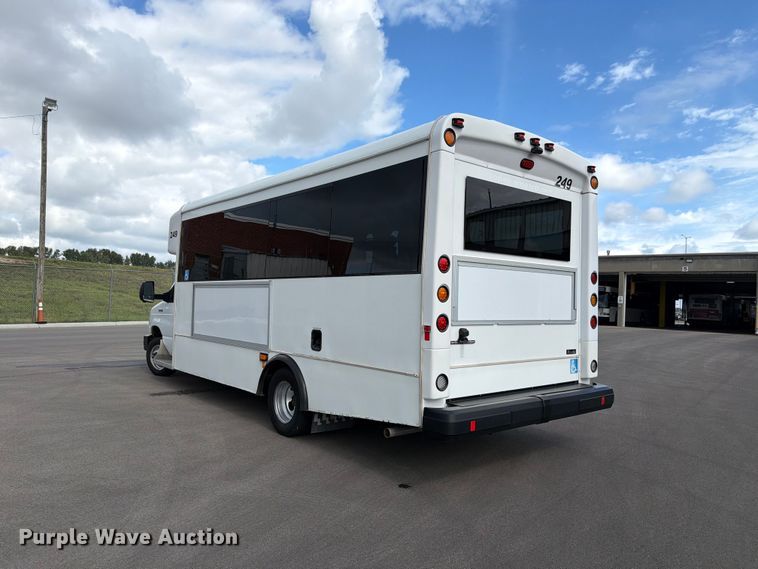 image for item FH6397 2013 Ford E450 shuttle bus