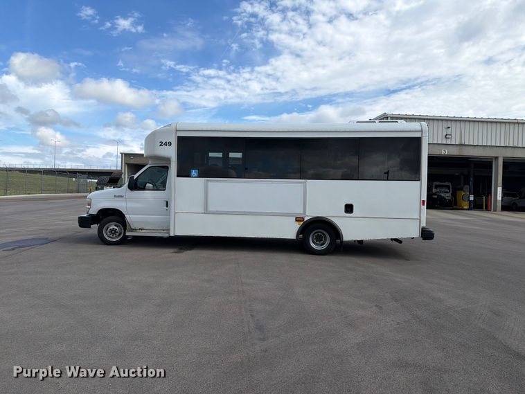 image for item FH6397 2013 Ford E450 shuttle bus