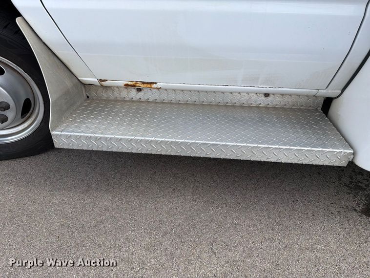 image for item FH6397 2013 Ford E450 shuttle bus