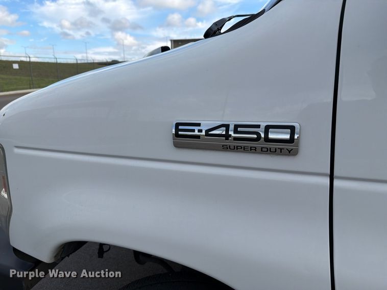 image for item FH6397 2013 Ford E450 shuttle bus