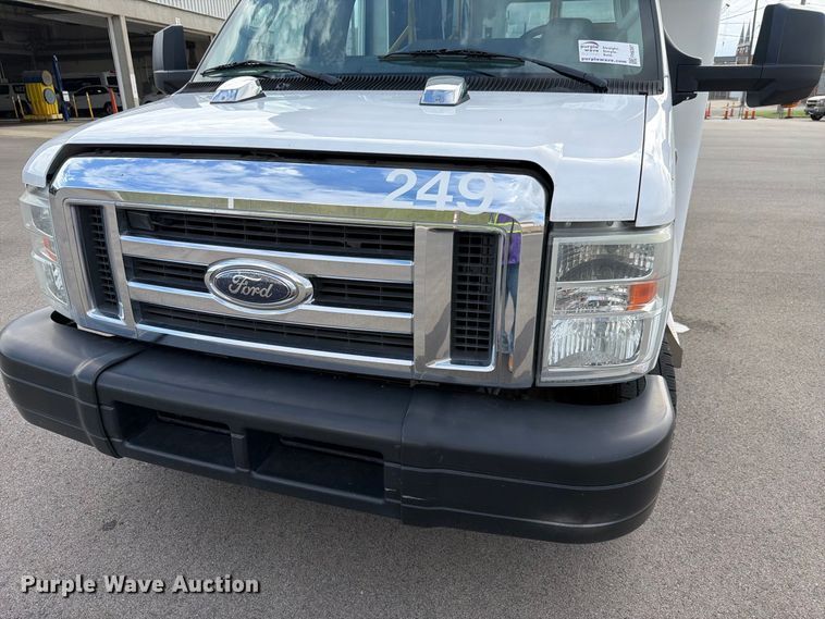 image for item FH6397 2013 Ford E450 shuttle bus