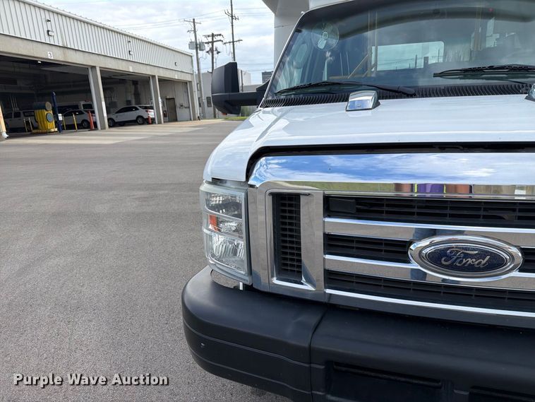 image for item FH6397 2013 Ford E450 shuttle bus