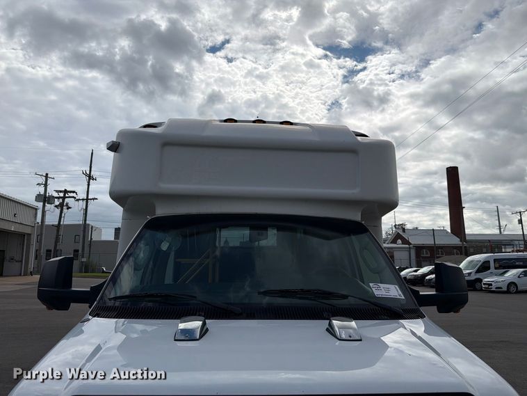 image for item FH6397 2013 Ford E450 shuttle bus