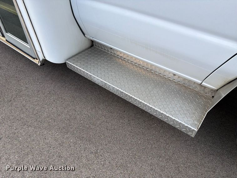 image for item FH6397 2013 Ford E450 shuttle bus