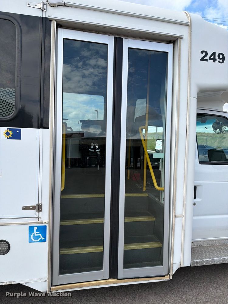 image for item FH6397 2013 Ford E450 shuttle bus