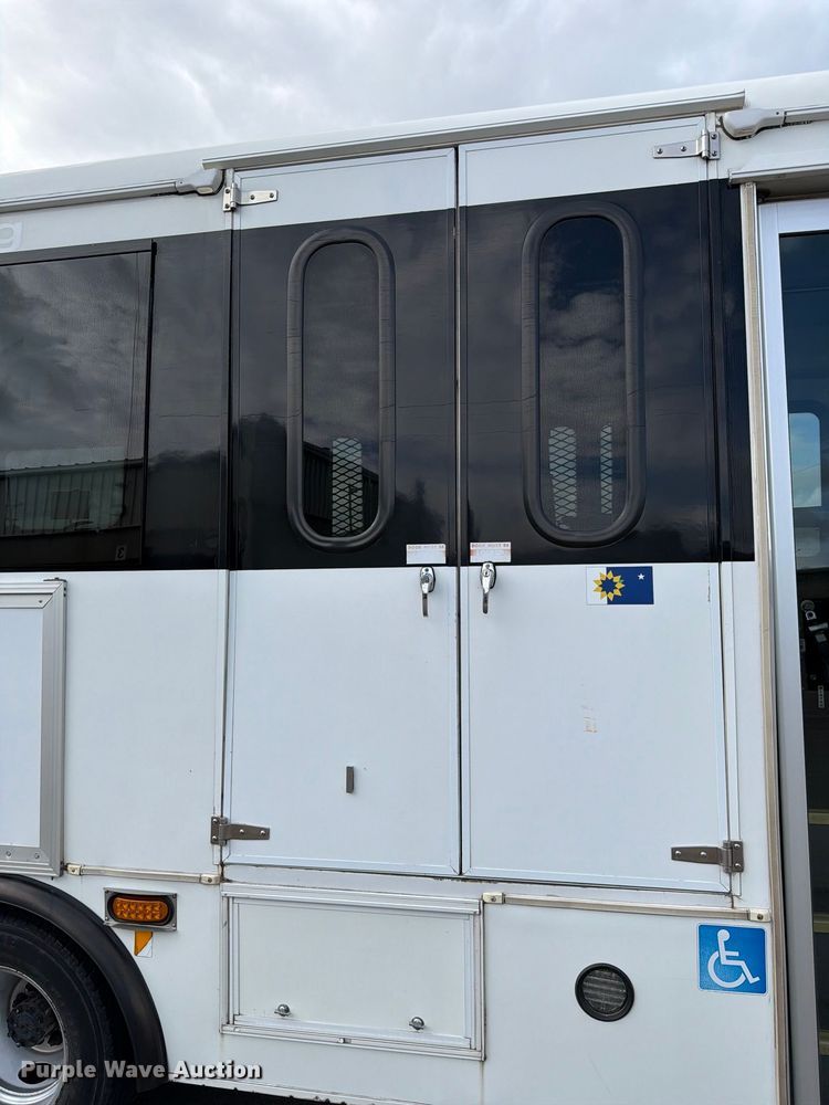 image for item FH6397 2013 Ford E450 shuttle bus