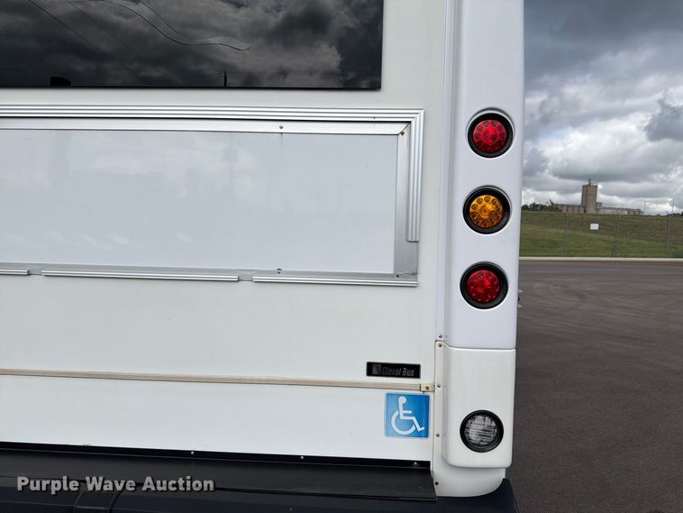 image for item FH6397 2013 Ford E450 shuttle bus
