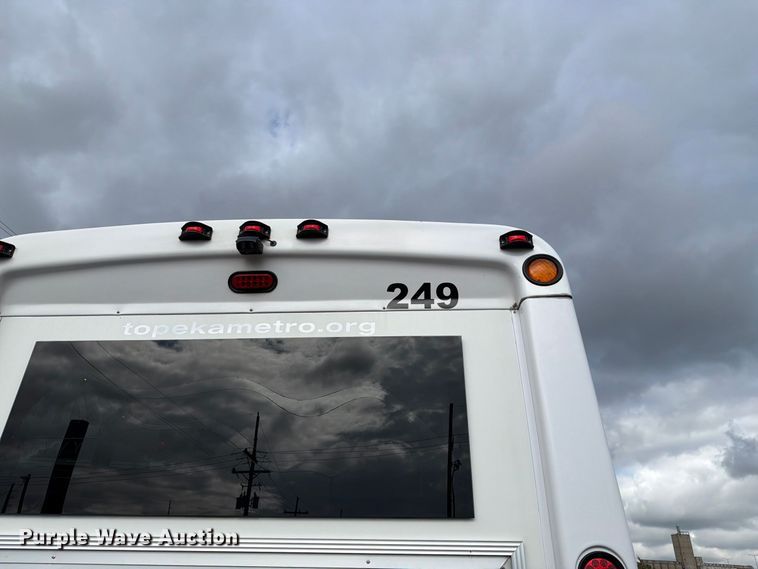 image for item FH6397 2013 Ford E450 shuttle bus