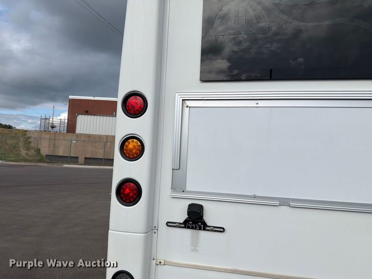 image for item FH6397 2013 Ford E450 shuttle bus