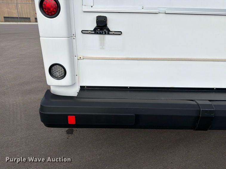 image for item FH6397 2013 Ford E450 shuttle bus