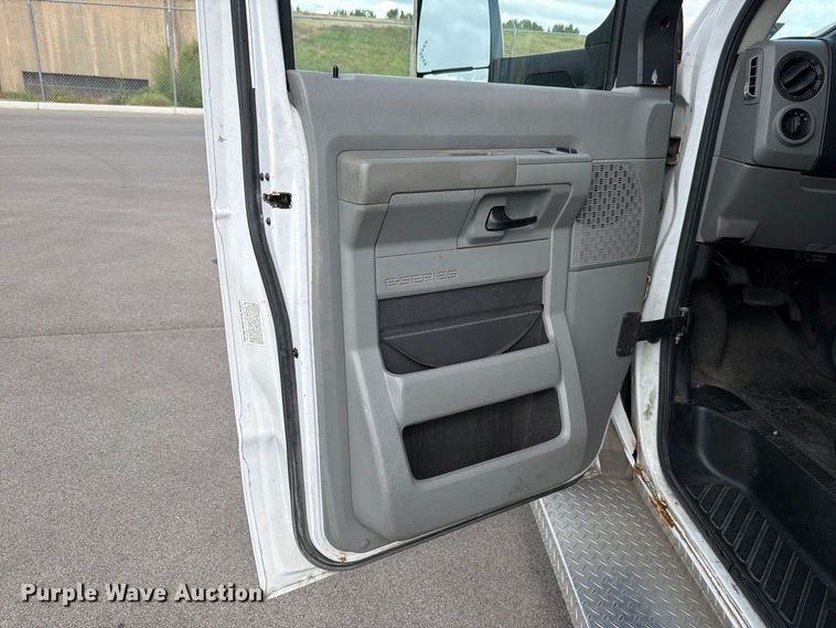 image for item FH6397 2013 Ford E450 shuttle bus