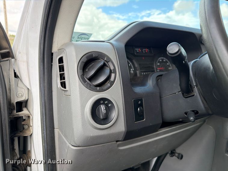 image for item FH6397 2013 Ford E450 shuttle bus
