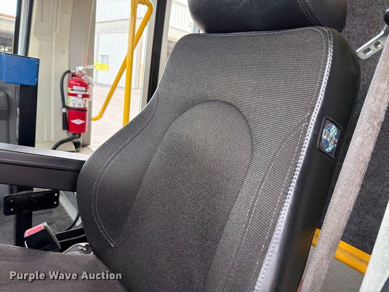 image for item FH6397 2013 Ford E450 shuttle bus