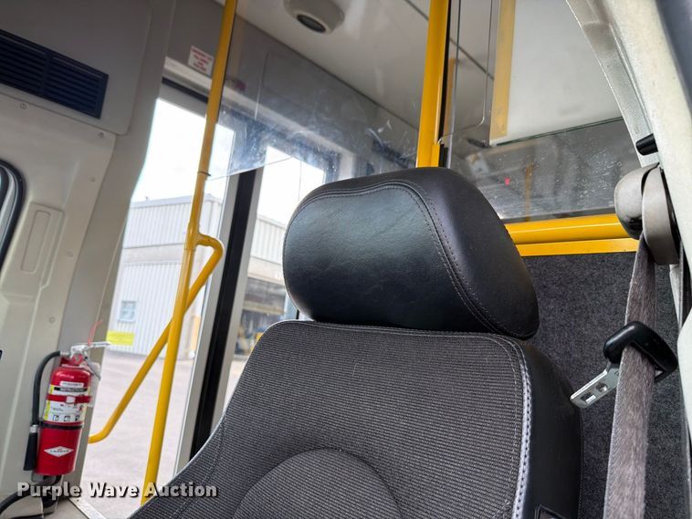 image for item FH6397 2013 Ford E450 shuttle bus