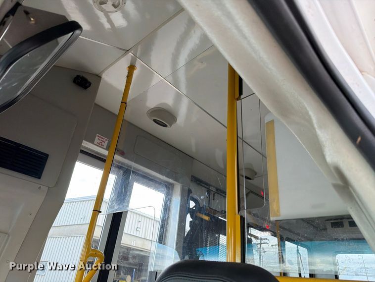 image for item FH6397 2013 Ford E450 shuttle bus