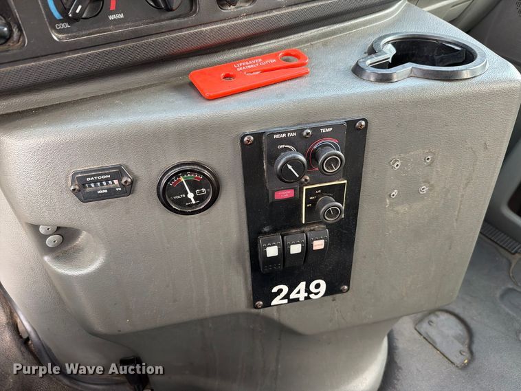 image for item FH6397 2013 Ford E450 shuttle bus