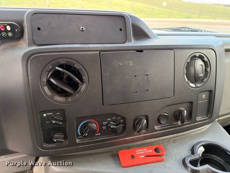 image for item FH6397 2013 Ford E450 shuttle bus