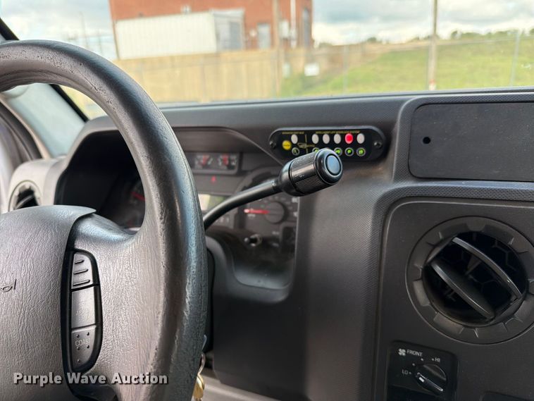 image for item FH6397 2013 Ford E450 shuttle bus