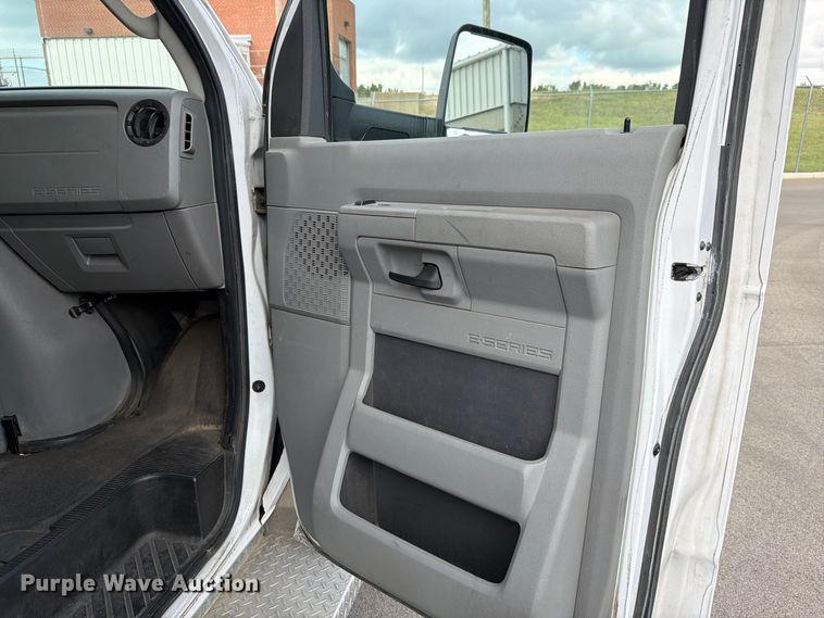 image for item FH6397 2013 Ford E450 shuttle bus