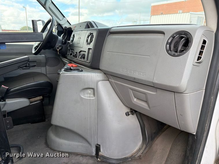 image for item FH6397 2013 Ford E450 shuttle bus