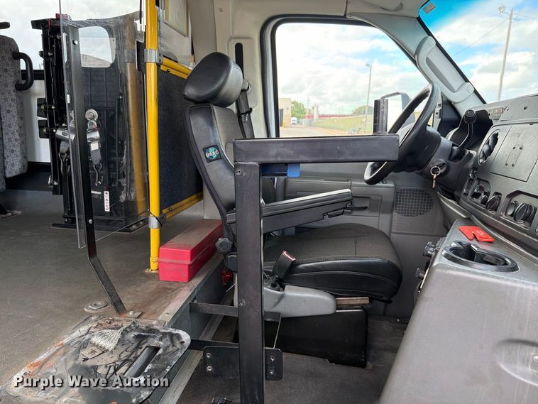 image for item FH6397 2013 Ford E450 shuttle bus