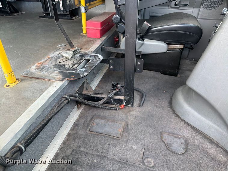 image for item FH6397 2013 Ford E450 shuttle bus