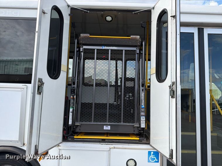 image for item FH6397 2013 Ford E450 shuttle bus
