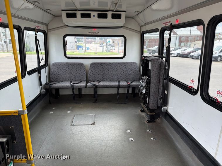 image for item FH6397 2013 Ford E450 shuttle bus