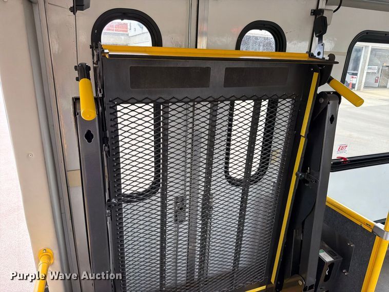 image for item FH6397 2013 Ford E450 shuttle bus