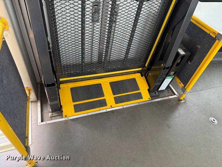 image for item FH6397 2013 Ford E450 shuttle bus
